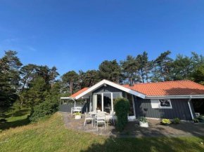 Cottage right next to the beach, Bogø By